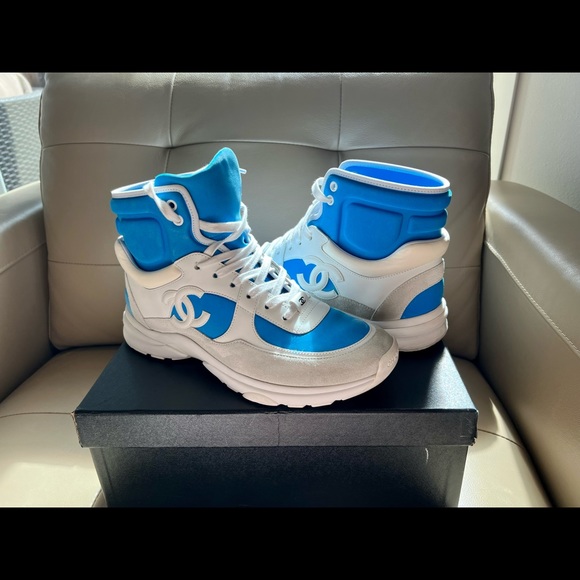 Chanel White/Fluo Blue CC sneakers - Picture 2 of 10